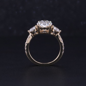 Anillo de Compromiso Starsgem de Oro Amarillo de 14k con Tres Diamantes Cultivados en Laboratorio de Corte Ovalado de 2.0ct - Product Image 2