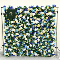 Arrangement floral mural fait main bleu, jaune, blanc, rose et feuilles vertes pour la décoration d'hôtels et de mariages
