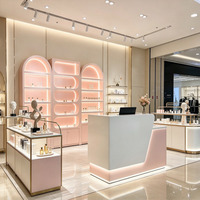 Ensemble de présentoirs de magasin de beauté rose, table d'îlot cosmétique à LED arquée, vitrine murale, équipements personnalisés