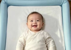 Splendide plateforme de repos rembourrée pour bébé avec serviette à séchage rapide et bande Velcro fiable pour un confort doux et pratique lors du change des couches du nouveau-né - Product Image 4
