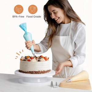 Kit de 6 ou 8 pièces d'accessoires de pâtisserie avec tourne-disque à gâteau en plastique et poches à douille pour crème, crème au beurre et glaçage - Product Image 1