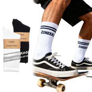 Chaussettes de sport personnalisées de qualité supérieure avec lettres blanches – Chaussettes mi-mollet personnalisées pour hommes en coton brodé pour la gym et le skateboard - Product Image 1
