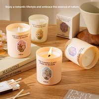 Bougie parfumée artisanale en cire de soja, design floral emblématique, dans un pot en verre en forme de tasse, coffret cadeau, parfum haut de gamme parisien.
