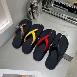 Sandales plates Tabi personnalisées Xinzirain, en cuir véritable souple, design <span class=keywords><strong>tendance</strong></span>, tongs décontractées pour femmes, sandales plates décontractées - Product Image 1