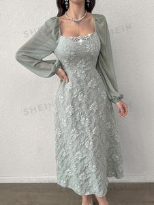 Tela Jacquard Brocada para Confección de Vestidos con Cuello Cuadrado y Mangas Farol con Diseño Floral Jacquard - Product Image 4