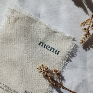 Menu de bar imprimé en lin et coton biologique OEKO-Tex avec bords frangés pour hôtels, mariages, thème lin français, panneaux de mariage - Vente en gros - Product Image 4
