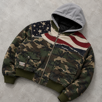 Fabricant de vêtements personnalisés OEM ODM : Blouson bomber camouflage pour homme avec patchwork drapeau, bords effilochés et poches cargo, style streetwear