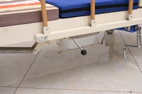 Soins infirmiers hospitaliers Lit de soins infirmiers pour patient handicapé Lit d'hôpital médical avec toilette Lit de soins infirmiers bon marché