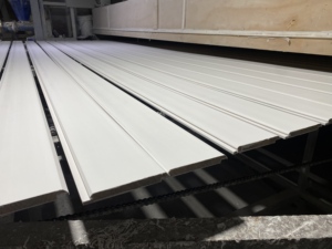 Panel de pared de madera de pino Radiata con acabado Shiplap, preimpregnado en blanco, con espaciado de 1 pulgada, listo para instalar - Product Image 6