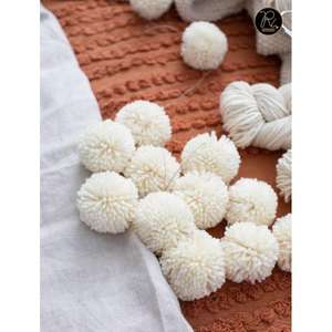 Pompons en feutre de laine de qualité supérieure pour décorations de Noël, projets de bricolage et activités créatives pour enfants, vente en gros - Product Image 1