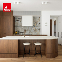 Meuble de cuisine Alland en bois massif sur mesure, buffet en noyer, îlot incurvé avec armoires de cuisine beiges