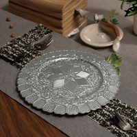 Assiettes rondes de luxe en PP durable de 13 pouces avec motif gravé personnalisé pour les tables de mariage et de fête