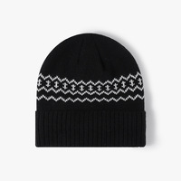 Bonnet d'hiver en tricot doux motif flocon de neige nordique, bonnet d'hiver à revers crème et rouge, bonnet d'hiver Fair Isle pour femmes et hommes OEM/ODM