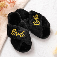 Pantoufles personnalisées douillettes pour femmes, pantoufles de mariage en fausse fourrure, cadeaux pour demoiselles d'honneur, pantoufles d'intérieur à bout ouvert avec bande croisée