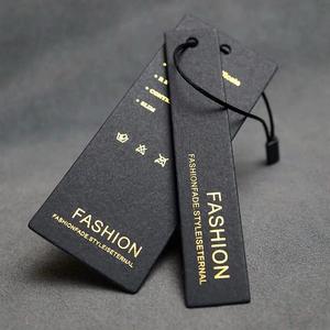 Étiquettes suspendues gaufrées en papier recyclé de haute qualité, design tendance pour vêtements et chaussures, logo personnalisable, étiquettes cadeaux avec cordon - Product Image 1