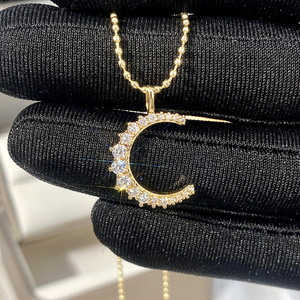 Collana con Ciondolo Luna Placcata Oro 22k con Cristalli e Strass, Catena di Perle di Lusso Unisex per Uso Quotidiano - Product Image 1