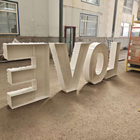 Décoration de mariage et événements : Lettres géantes en roses blanches pour événements de mariage et fêtes - Fournisseur de décorations florales