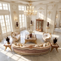 Canapé sectionnel capitonné beige de style victorien français, brodé, de luxe, antique, Chesterfield, avec finition dorée, style palais