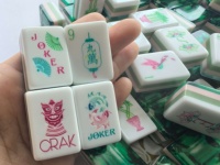 Set Mahjong Akrilik Mewah dengan Ukiran Khusus, Ubin Kristal Hijau, Desain Empat Lapis Modern, Gaya Kasino Amerika untuk Permainan
