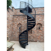 Escalier hélicoïdal en métal forgé à la main pour extérieur, revêtement noir en poudre
