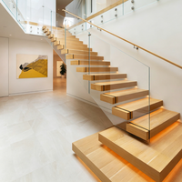 Escalier flottant avec garde-corps en verre, bois massif chêne foncé, escaliers en acier à cantilever