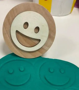 Jouets <span class=keywords><strong>Montessori</strong></span> personnalisés pour tout-petits manche en bois manuel gaufreur 3D tampon rond avec outils de pâte cadeau - Product Image 3