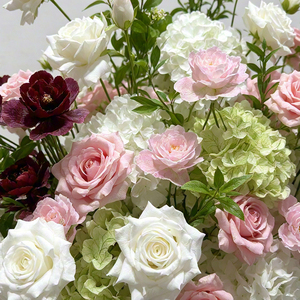 Centro de Mesa Moderno Hecho a Mano con Rosas de Hortensia en Tonos Mixtos Borgoña, Rosa y Blanco, Decoración Floral Artificial para Bodas - Product Image 4