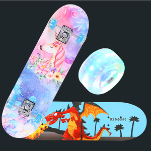 Patinete de cuatro ruedas de arce con luces LED 2808 para niños y adolescentes, estilo push, venta al por mayor de fábrica - Product Image 5