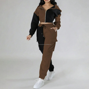 Tuta Sportiva Personalizzata Bicolore per Donne, Felpa Corta con Cappuccio e Pantaloni Cargo, Set Jogger da Donna - Product Image 4