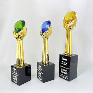 क्रिस्टल ब्लू ग्रीन हार्ट डायमंड ट्रॉफी के लिए गोल्ड होल्डिंग हैंड क्रिस्टल ट्रॉफी MH-J985 - Product Image 4