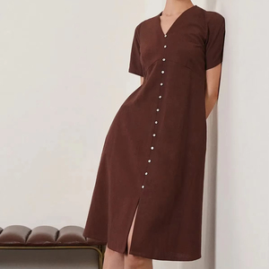 ชุดเดรสลำลองทรงเอไลน์สีน้ำตาลช็อกโกแลต ผ้าลินินผสม คอวี กระดุม แขนสั้น ชายผ่า ระบายอากาศได้ดี เหมาะสำหรับฤดูใบไม้ผลิและฤดูร้อน - Product Image 1