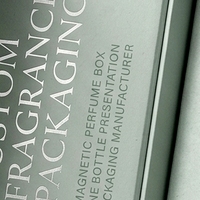 Boîte à parfum rigide de style livre vert magnétique réutilisable haut de gamme personnalisée avec doublure en éponge et ouverture latérale