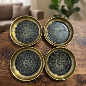 Sous-verre artisanal en laiton doré avec motif floral noir gravé pour la décoration de la maison de luxe et la table à manger - Product Image 3
