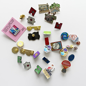Fabricación de pines de esmalte de diseño personalizado, insignias metálicas duras personalizadas para solapa, pines artesanales personalizados, logotipos metálicos. - Product Image 1