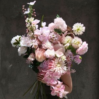 Grote hoeveelheid geparfumeerde roze zijden lotusbloemen, zachte kunstbloemen, handgemaakte bruiloft achtergrond, gangdecoratie, evenement, real touch