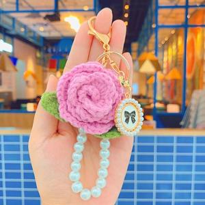 2025 Hot Sales Handmade Lã De Malha Flor Keychain Pérola Charme Crochet Rose Bag Pingente Mulheres Menina Presente Popular Pérolas Chaveiro - Product Image 3