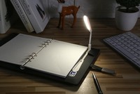 Carnet de notes en cuir 2026 avec reliure cousue, batterie externe, chargeur sans fil, clé USB 8 Go et lampe de lecture intégrée pour articles souvenirs