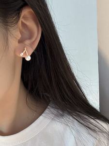 Pendientes UM Jewelry de Plata 925 con Baño de Oro de 18K y Engaste de Bisel, Perla Natural de Agua Dulce y Circonita, para Bodas, Fiestas y Uso Diario - Product Image 3