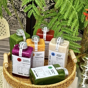 ขวดเครื่องดื่มแบบใช้แล้วทิ้งทรงเหลี่ยม ขนาด 350 มล./500 มล. สำหรับน้ำผลไม้ ผัก พร้อมฝาเกลียว วัสดุ PET ใส ใช้สำหรับนม ชา กาแฟ - Product Image 1