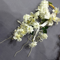 Elegant wit bloemenboeket voor bruiloften, bruidsboeket met bamboe ring en hangende parelketting