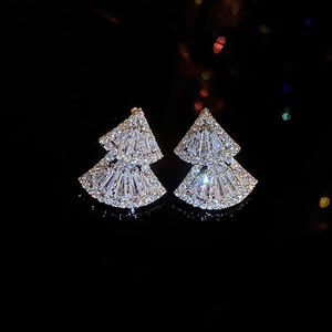 E4348 Orecchini in oro bianco con diamanti taglio baguette, gioielli naturali di lusso da donna - Product Image 4