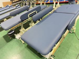 Table d'examen et de traitement électrique pour physiothérapie et massage, avec roulettes rétractables faciles, dossier réglable en hauteur et barrières latérales - Product Image 3