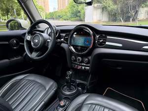 BMW <span class=keywords><strong>MINI</strong></span> 1.5T Automático de Segunda <span class=keywords><strong>Mano</strong></span>, Año 2022, Cuatro Plazas, Potencia Máxima 102 Hp, Equipado con Asientos de Cuero y Neumáticos de 16 Pulgadas - Product Image 5