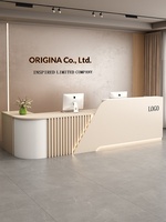 Bureau d'accueil d'angle moderne et minimaliste en bois avec vitrine pour salon de beauté, magasin de détail, bureau
