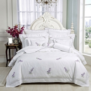 Parures de lit haut de gamme brodées motif fleur violette, housse de couette en coton blanc pour la maison, l'hôtel ou un mariage - Product Image 1