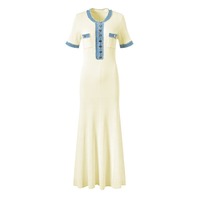 Robe midi en tricot blanc avec bordure contrastante bleue, détails boutonnés, manches longues, col en V, coupe trapèze, style décontracté, imprimé numérique, pour le printemps, naturel