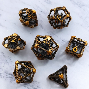 Feeron Juego de Dados DND de Aleación de Zinc, Metálicos Huecos, 7 Piezas, Poliédricos, Dragones, Laberintos, Juegos de Fantasía, Artesanía Tallada a Mano - Product Image 1