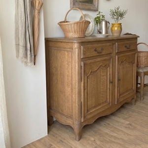 Armoire de rangement de style rétro italien et américain pour salon, avec un style old money, en bois massif vieilli, avec tiroirs - Product Image 4