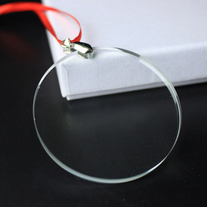 Ornement de Noël blanc en verre rond de 80mm Cadeaux de fiançailles Premier ornement de Noël marié pour la douche nuptiale Cadeaux de mariage - Product Image 2