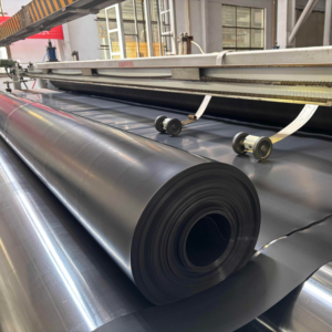 Géomembrane noire imperméable de qualité supérieure, lisse/ribbed, de qualité industrielle pour l'étanchéité des sites de décharge - Product Image 1